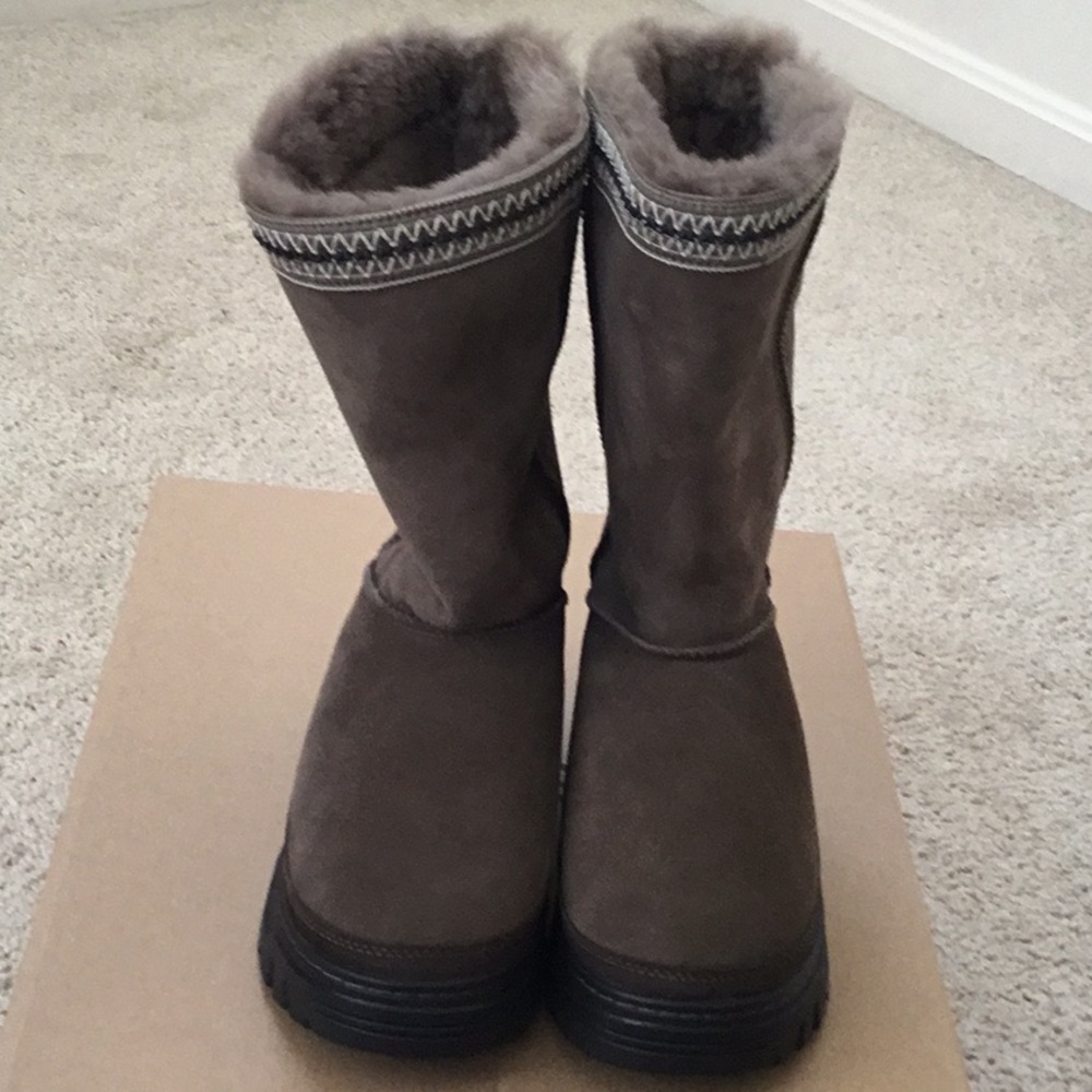 UGG®Classic Tall Trail Gaze Waterproof
Boot (Women)  NWB
Color : HICKORY - Picture 7 of 13